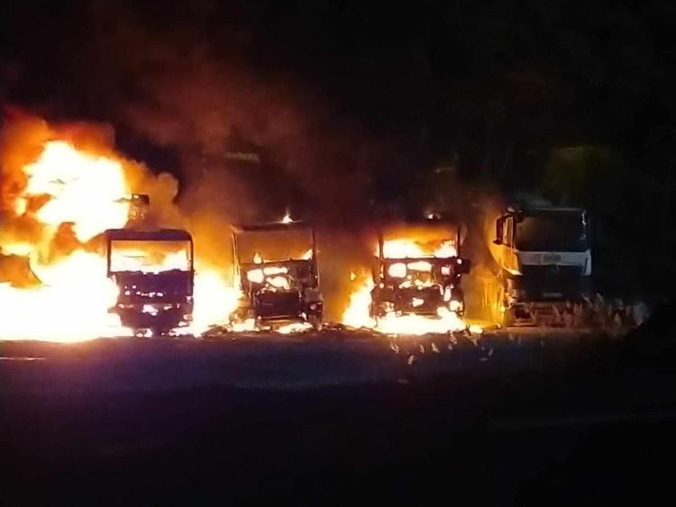 Des camions incendiés à Koné