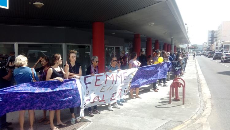 Mobilisation des femmes en colère devant le gouvernement