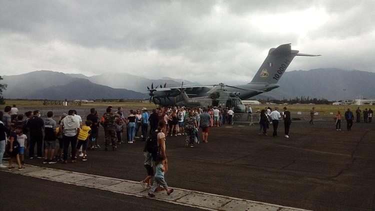 Le public en nombre à la Base Aérienne pour admirer les Rafale