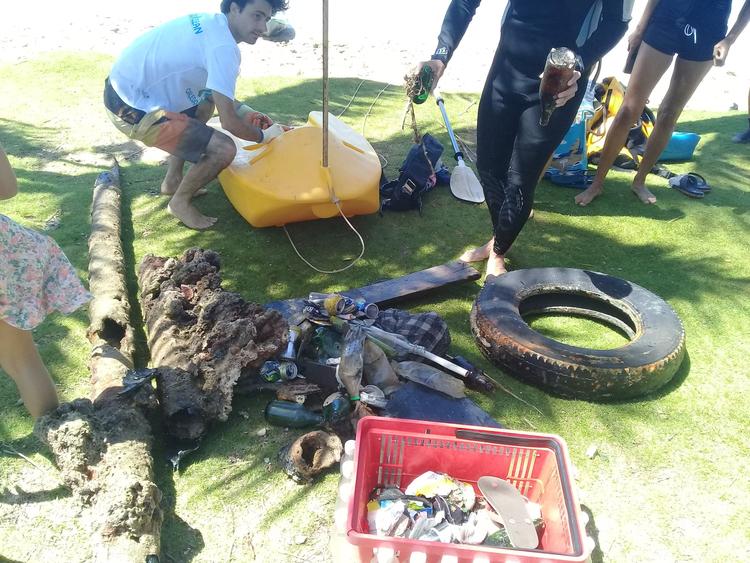 A la pêche aux déchets dans l'Anse Vata...