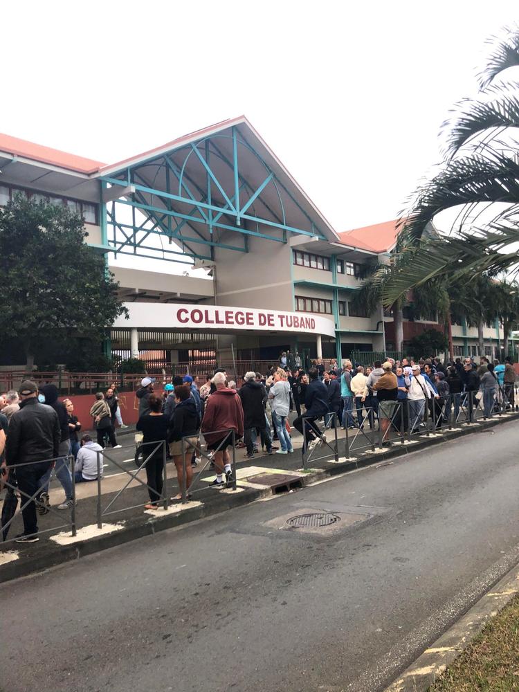 Plus de 100 manifestants devant le collège de Tuband