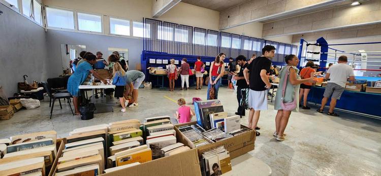 Des milliers de livres dans une salle de boxe