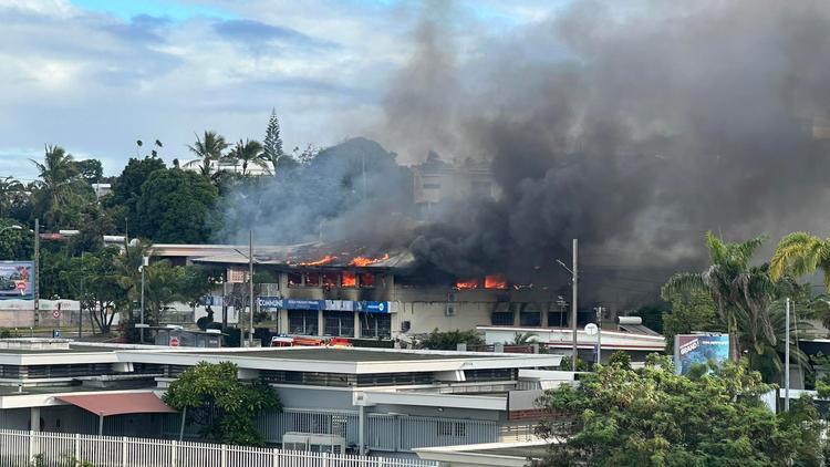 Incendie de magasin au début des émeutes