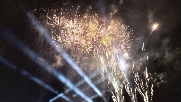 Le feu d'artifice du 14 juillet à Nouméa a rassemblé près de 30 000 personnes