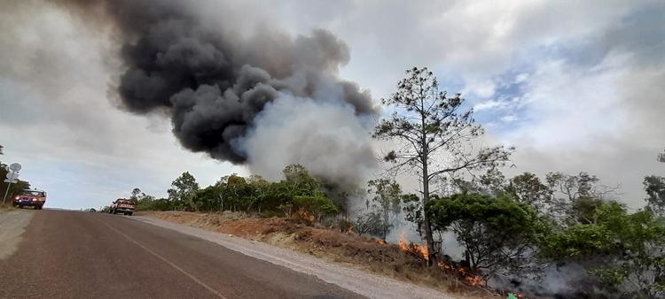 Des habitations menacées par les flammes à Poya et Poum