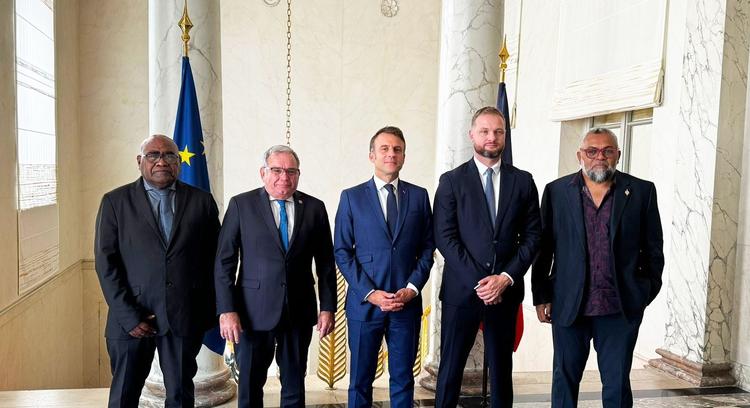 Les parlementaires calédoniens avec Emmanuel Macron