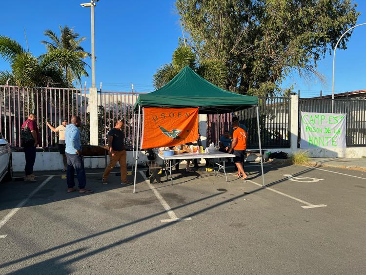 Mobilisation devant le Camp Est ce matin à Nouméa