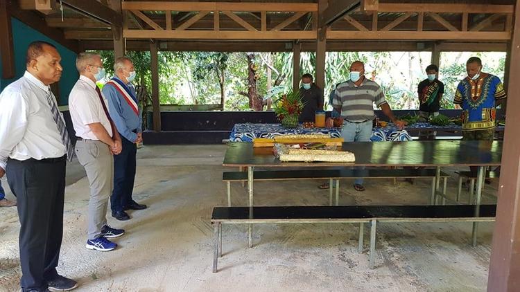 Patrice Faure en visite à la tribu de Table Unio à Moindou