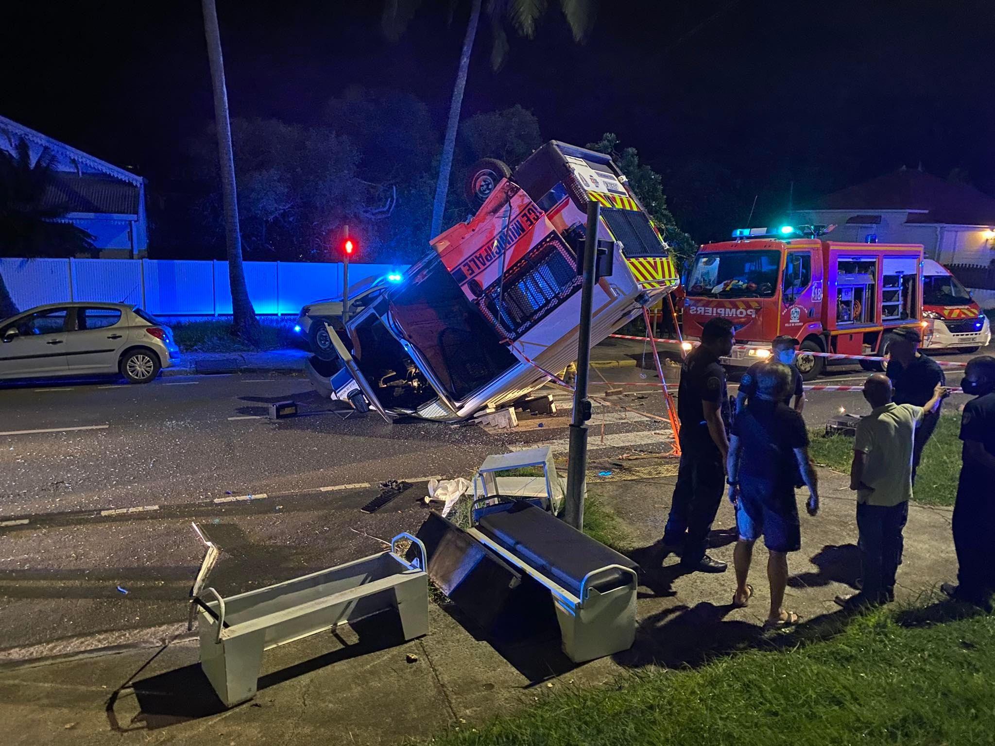 Un véhicule de police sur le toit à Trianon