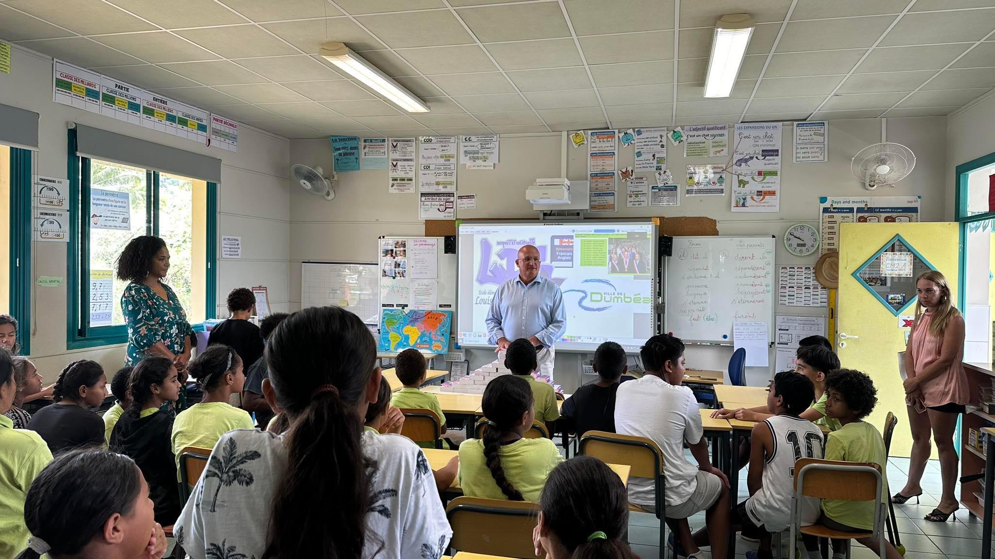 Des dictionnaires offerts aux élèves de CM2 de Dumbéa