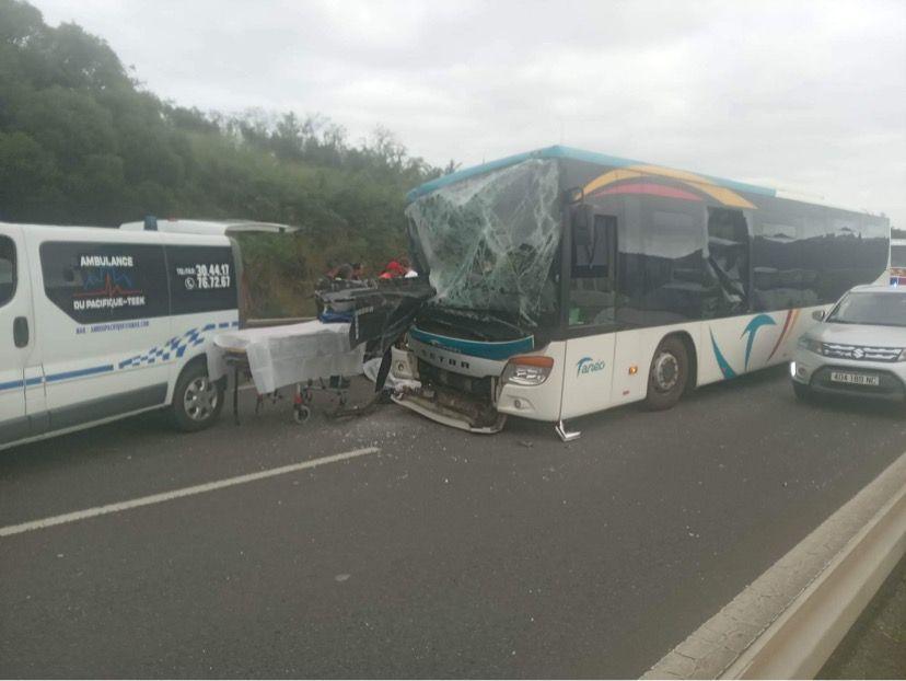 1 mort et 3 blessés graves dans un accident entre un bus et un camion