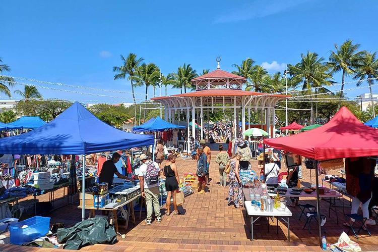 Dernier vide grenier de l'année place des Cocotiers