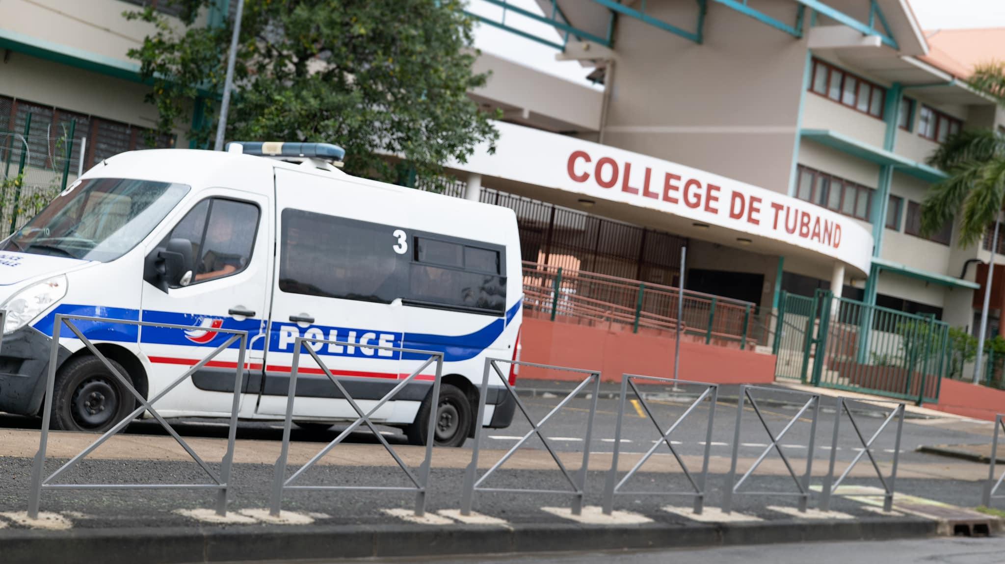 La police est aux abords du collège.