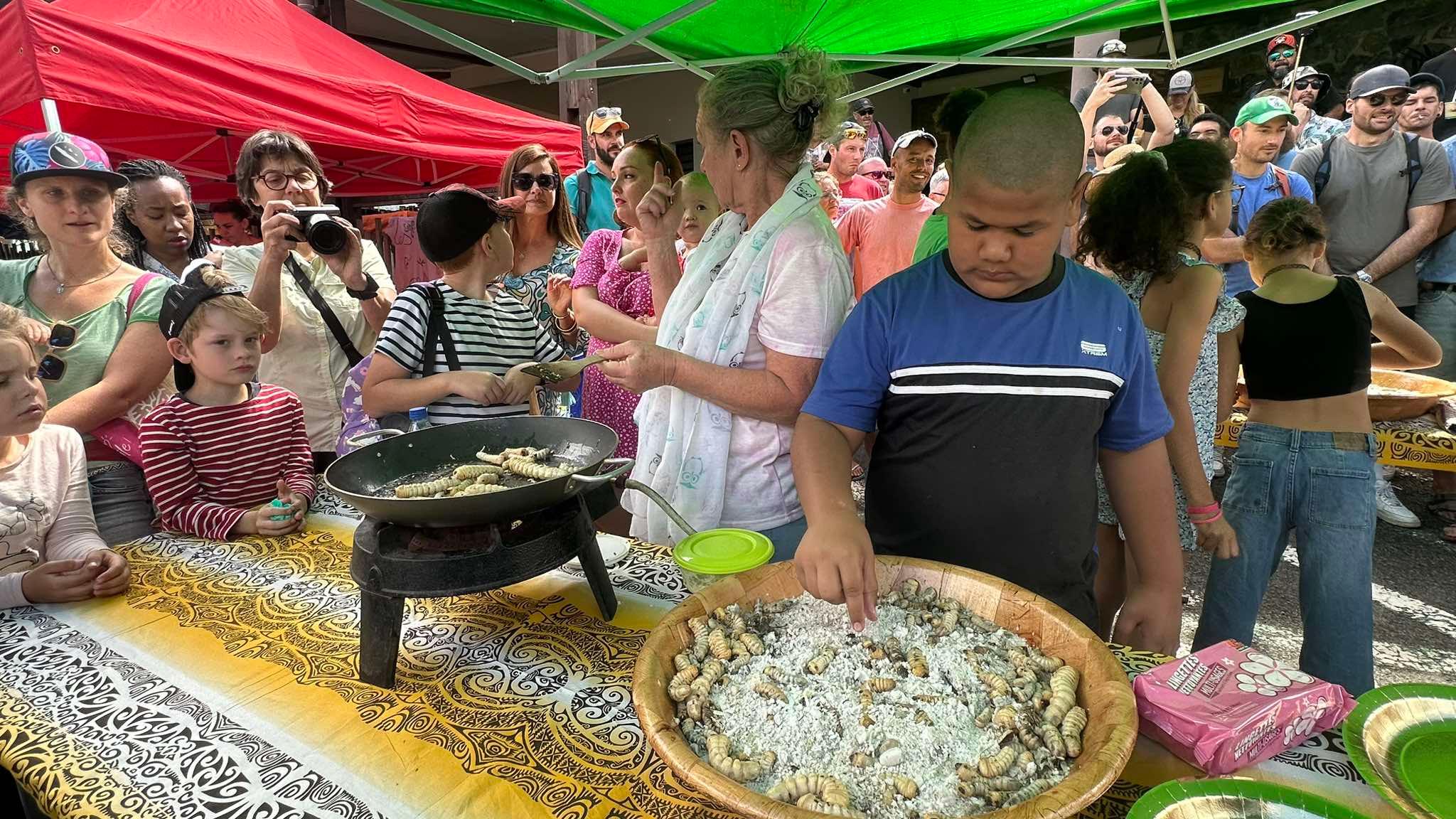 Dégustation de vers de bancoule au Marché de Mamie