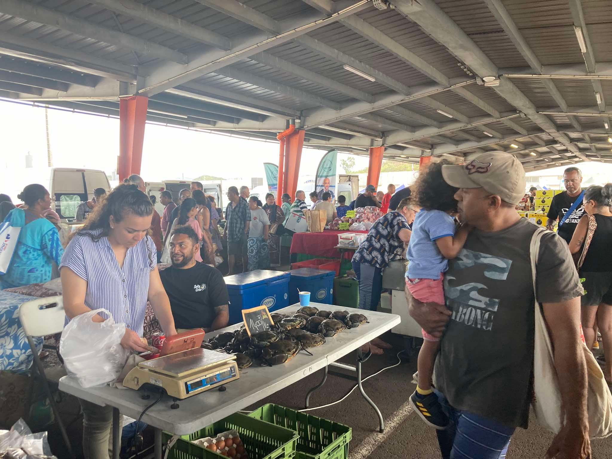 Des visiteurs au Grand marché broussard