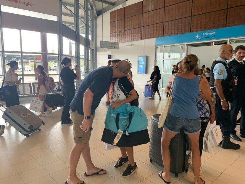 retrouvailles aéroport