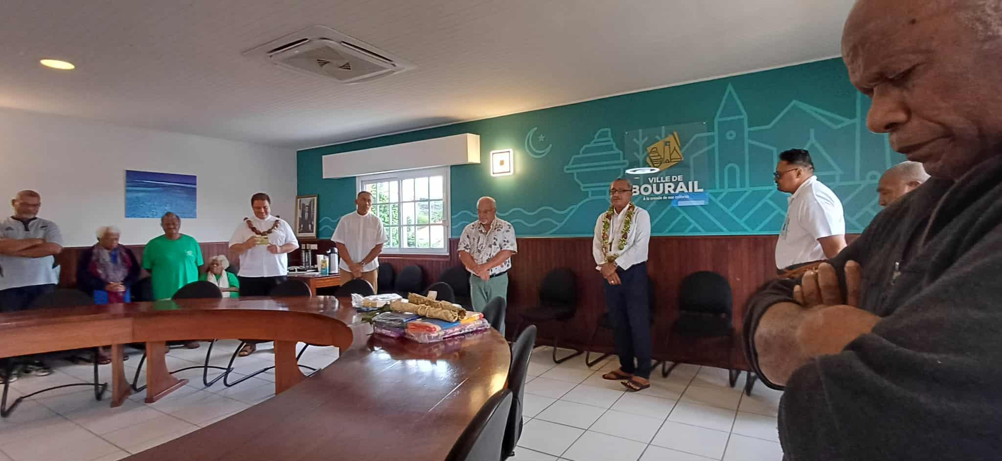 Mgr Sionépoé à la mairie de Bourail