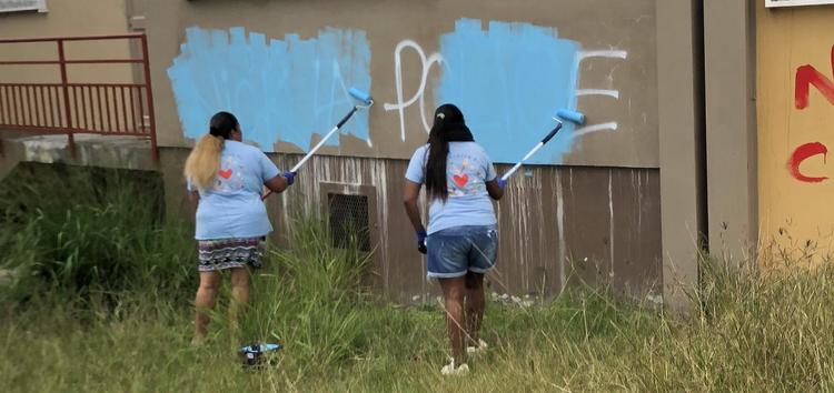 les bénévoles effacent les graffitis injurieux