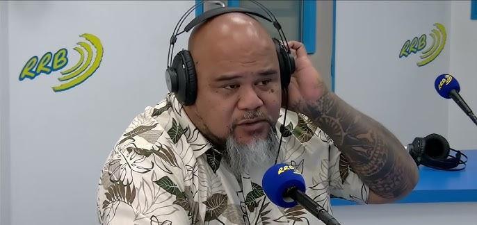 Vaimua Muliava dans les studios de RRB