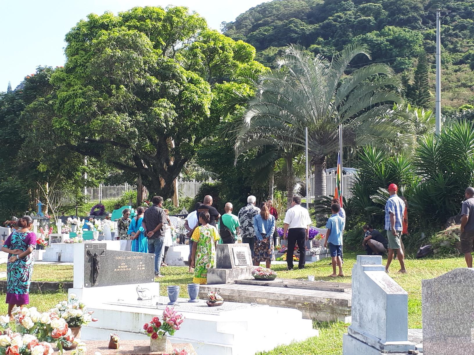 Un dépôt de gerbe 10 ans après la disparition de Charles Pidjot