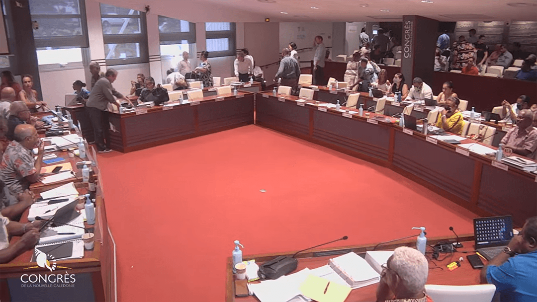 Les élus loyalistes quittent l’hémicycle