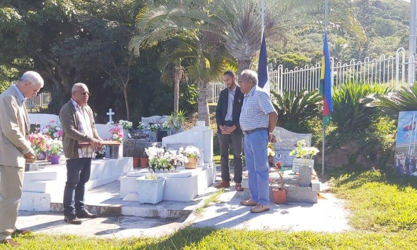 Cérémonie pour les deux drapeaux